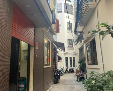 Nhà dân xây lô góc Ngọc Lâm